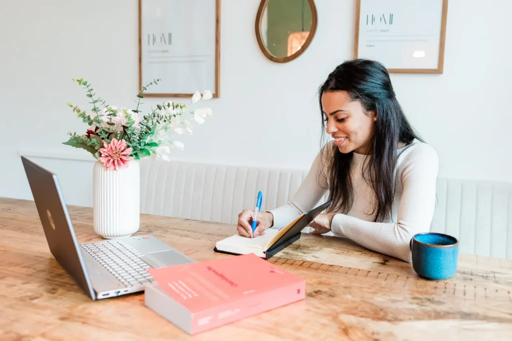 Amy maakt aantekeningen aan haar bureau