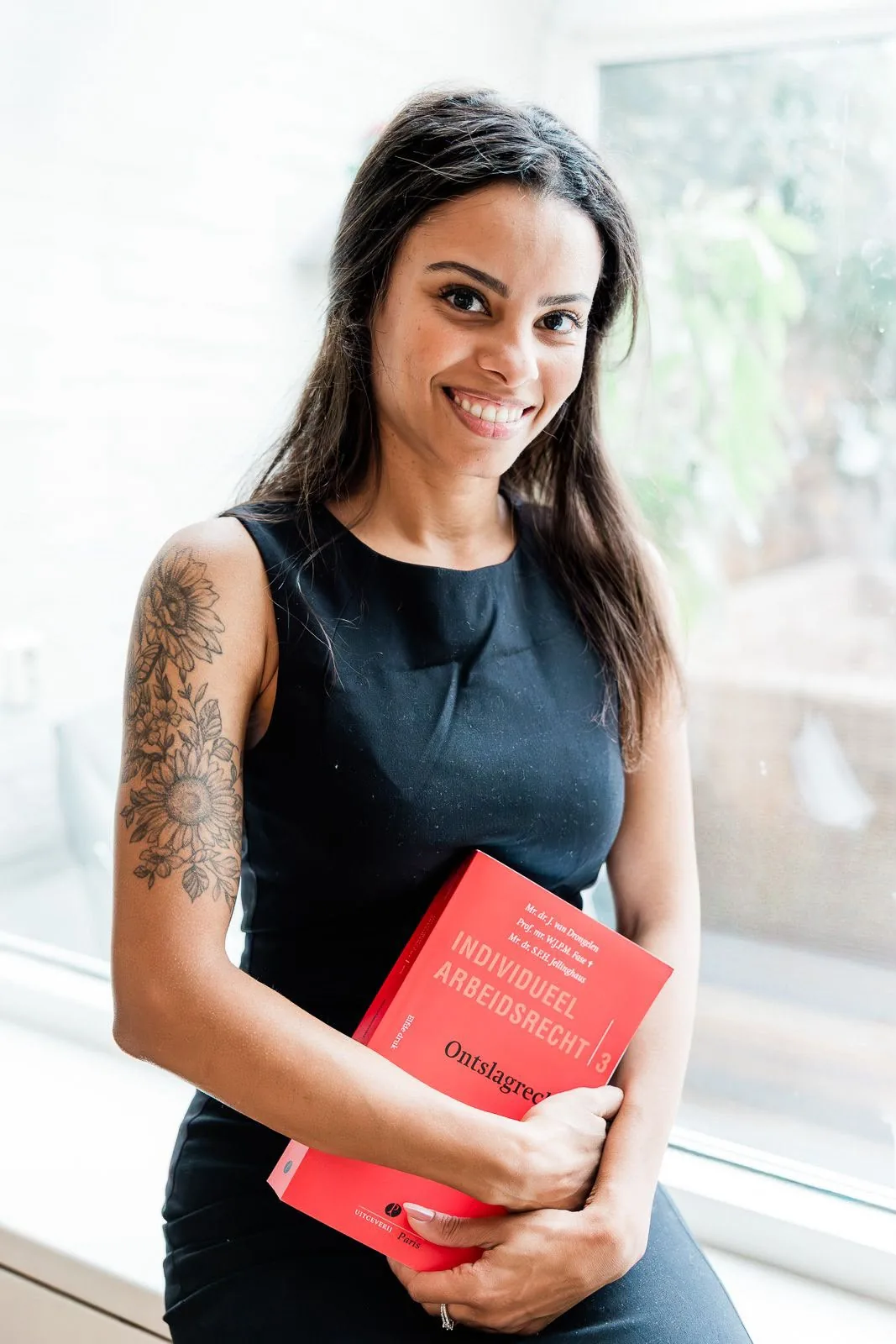 Amy, juridisch adviseur bij Amy's Legal Expertise, met een boek over ontslagrecht